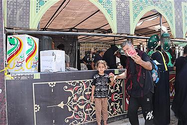 تصویر خدمت رسان موکب آبشار عاطفه‌ها در مسیر اربعین 1404 از پنجره دوربین (16 مردادماه)