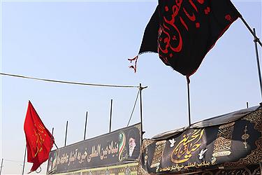 تصویر خدمت رسان موکب آبشار عاطفه‌ها در مسیر اربعین 1404 از پنجره دوربین (16 مردادماه)