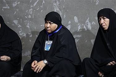 تصویر خدمت رسان موکب آبشار عاطفه‌ها در مسیر اربعین 1404 از پنجره دوربین (16 مردادماه)