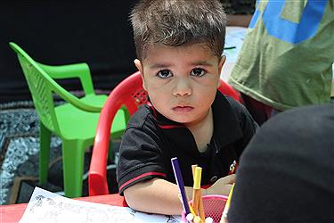 تصویر خدمت رسان موکب آبشار عاطفه‌ها در مسیر اربعین 1404 از پنجره دوربین (17 مردادماه)