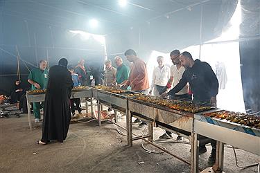 تصویر موج گسترده خدمت‌رسانی آبشار عاطفه ها به زائران در نیمه شعبان